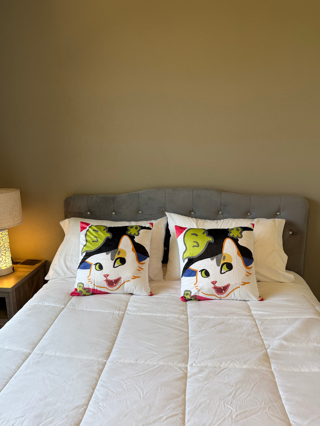 Curious Kitty Velvet Pillow Cover – Soft Decorative Cushion Cover for Sofa, Bedroom & Living Room