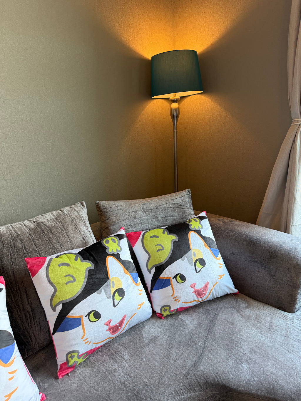 Curious Kitty Velvet Pillow Cover – Soft Decorative Cushion Cover for Sofa, Bedroom & Living Room