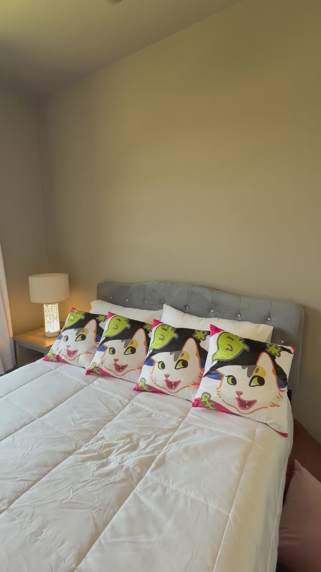 Curious Kitty Velvet Pillow Cover – Soft Decorative Cushion Cover for Sofa, Bedroom & Living Room